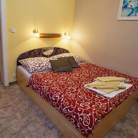 Hotel Central Кремница Экстерьер фото
