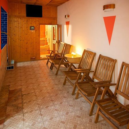 Hotel Central Кремница Экстерьер фото