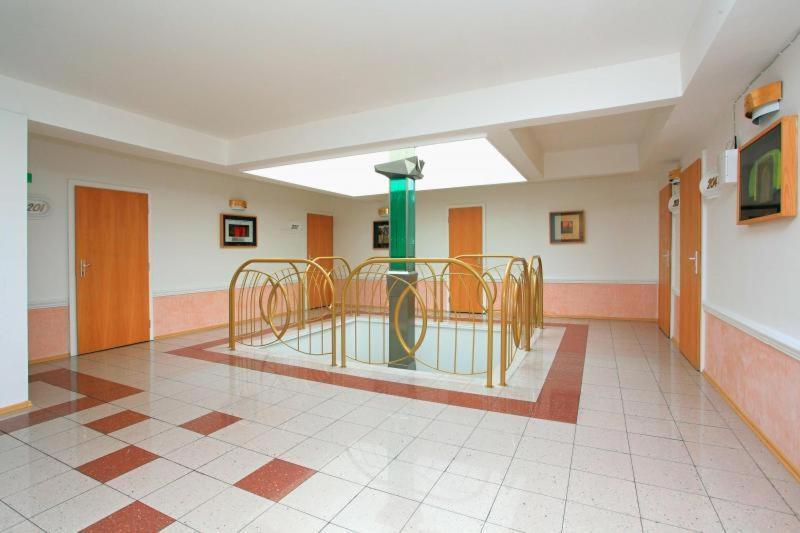 Hotel Central Кремница Экстерьер фото