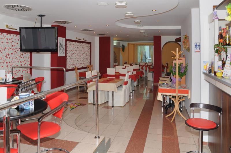Hotel Central Кремница Экстерьер фото