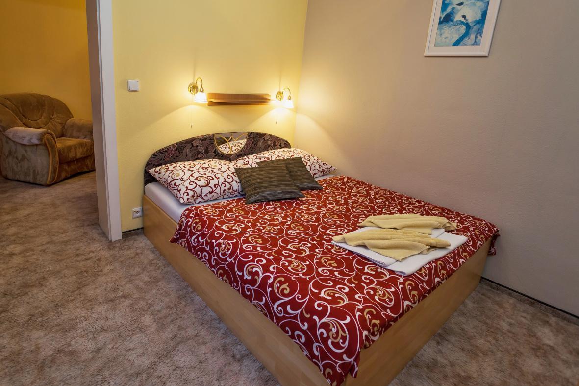 Hotel Central Кремница Экстерьер фото