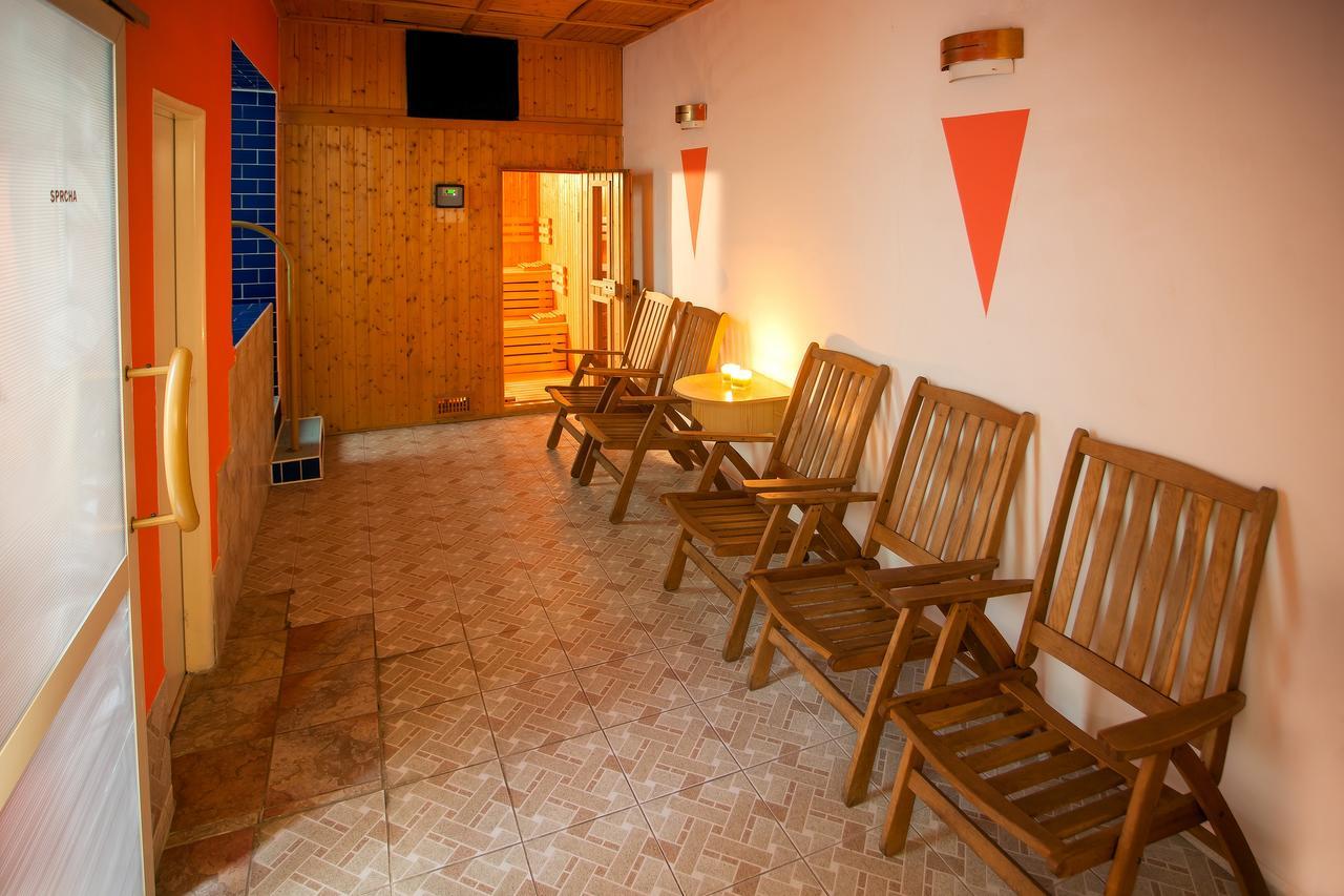 Hotel Central Кремница Экстерьер фото
