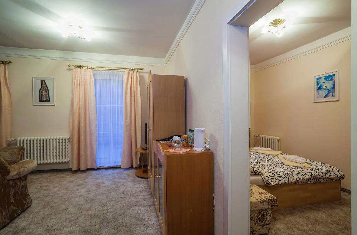 Hotel Central Кремница Экстерьер фото